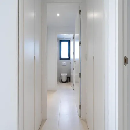 Coastal Retreat With Shared Pool, Apartamento *