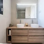 Coastal Retreat With Shared Pool, Appartamento *