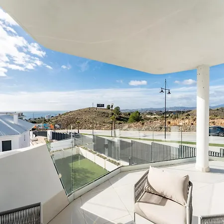 Apartment Coastal Retreat With Shared Pool, Fuengirola