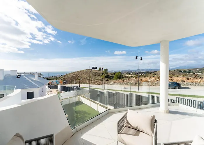 Apartment Coastal Retreat With Shared Pool, Fuengirola