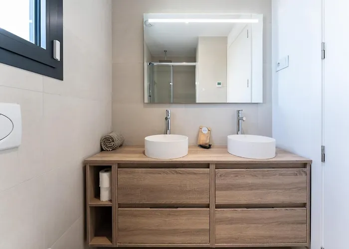 Coastal Retreat With Shared Pool, Apartment *