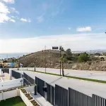 Апартаменти Coastal Retreat With Shared Pool,